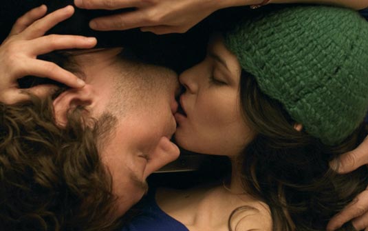 Jude Law e Norah Jones se beijam em cena de 'Um Beijo Roubado', de Wong Kar-Wai